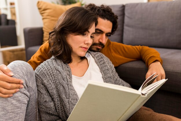 Hombre y mujer leyendo juntos