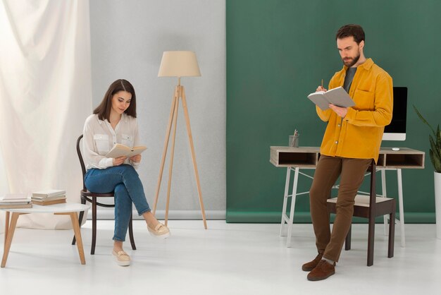 Hombre y mujer leyendo libros