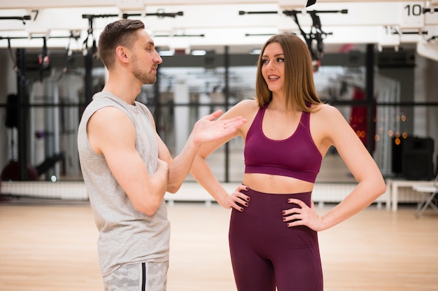 Hombre y mujer listos para hacer ejercicio en el gimnasio