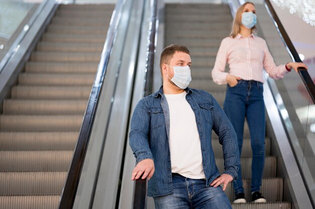 Hombre y mujer manteniendo la distancia social.