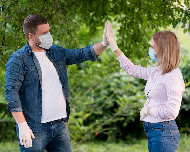 Foto gratuita hombre y mujer manteniendo la distancia social.