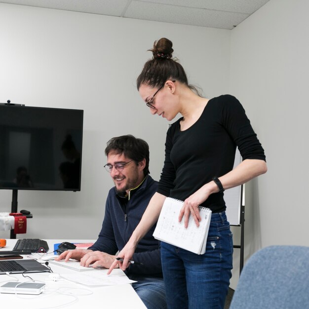 Hombre y mujer en la mesa de trabajo