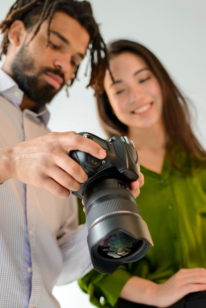 Foto gratuita hombre y mujer mirando fotos