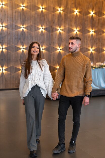 Foto gratuita hombre y mujer mirando el lugar preparado por el planificador de bodas