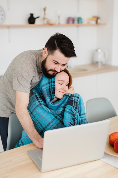 Foto gratuita hombre y mujer mirando portátil