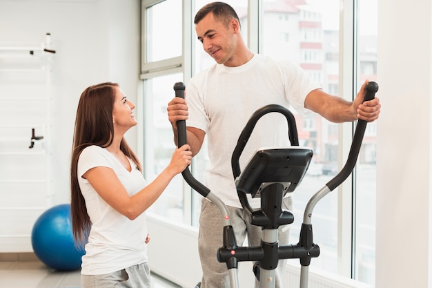 Hombre y mujer mirándose al lado de stepper