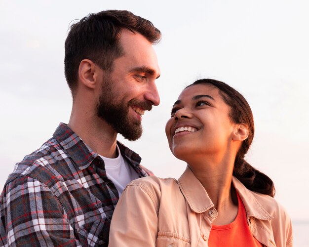 Hombre y mujer mirándose de una manera encantadora