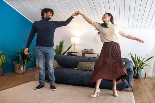 Hombre y mujer mirándose en movimiento de baile