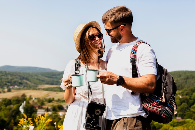 Hombre y mujer mirándose y tomando café