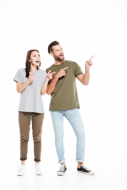 Hombre y mujer mostrando en el espacio vacío