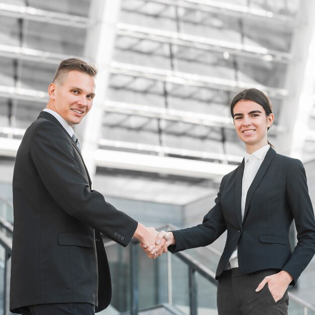 Hombre y mujer de negocios dándose la mano