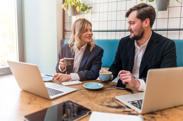 Hombre y mujer de negocios hablando de un nuevo proyecto