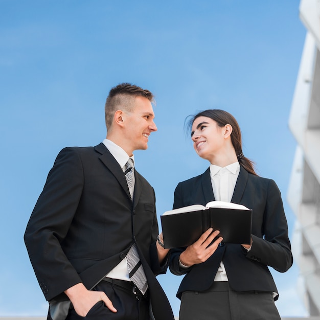 Hombre y mujer de negocios hablando uno con el otro