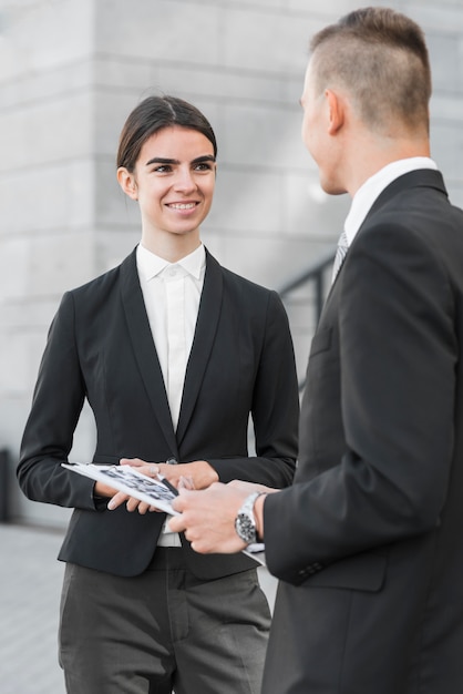 Hombre y mujer de negocios hablando uno con el otro