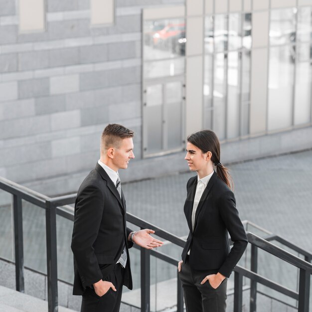 Hombre y mujer de negocios hablando uno con el otro