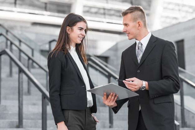 Hombre y mujer de negocios hablando uno con el otro