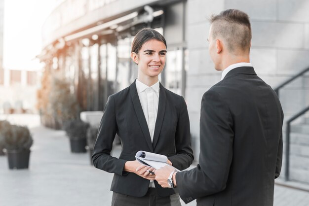 Hombre y mujer de negocios hablando uno con el otro