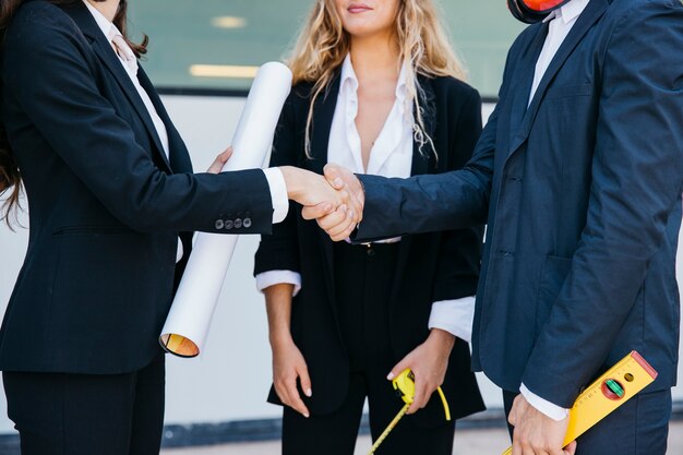 Foto gratuita hombre y mujer de negocios modernos chocando manos