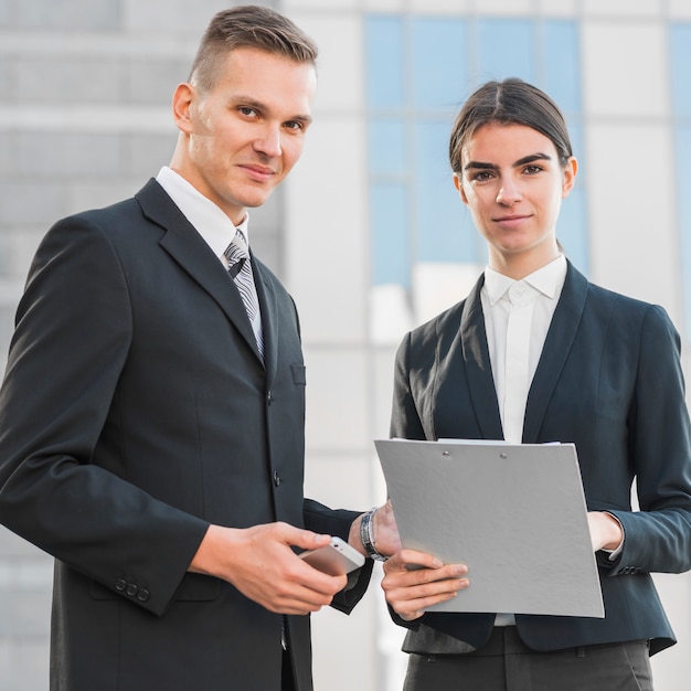 Foto gratuita hombre y mujer de negocios modernos