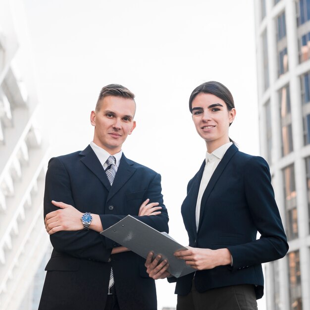 Hombre y mujer de negocios modernos