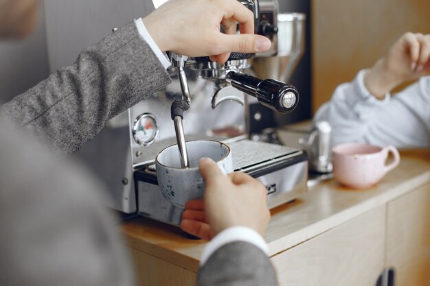 Hombre y mujer de negocios en la oficina. Coffee break en el pasillo de la gran corporación.