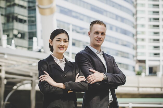 Hombre y mujer de negocios en primer plano del edificio.