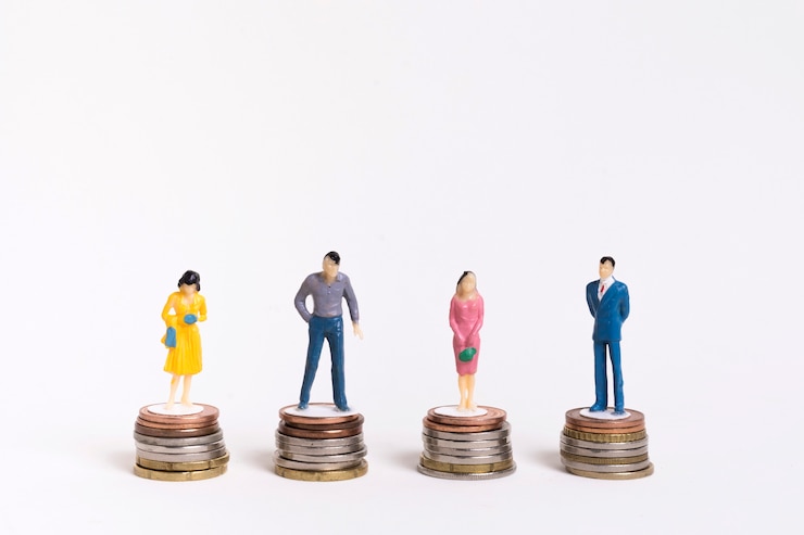 Foto gratuito hombre y mujer de negocios sentados en montones iguales de monedas
