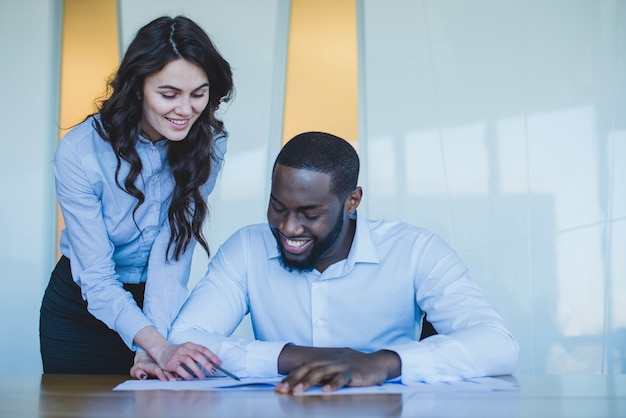 Hombre y mujer de negocios sonrientes