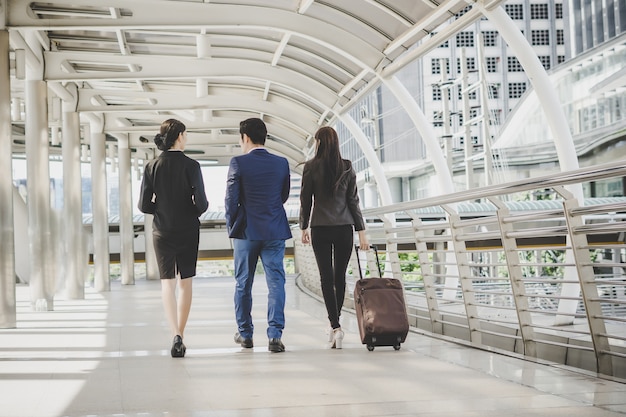 Hombre y mujer de negocios van en viaje de negocios.