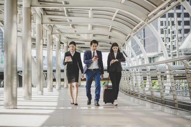 Hombre y mujer de negocios van en viaje de negocios.