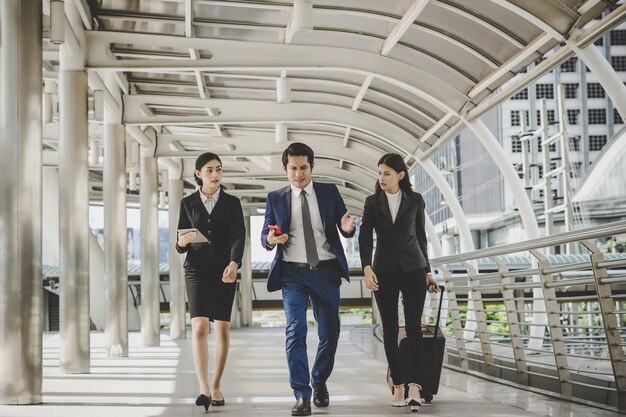 Hombre y mujer de negocios van en viaje de negocios.