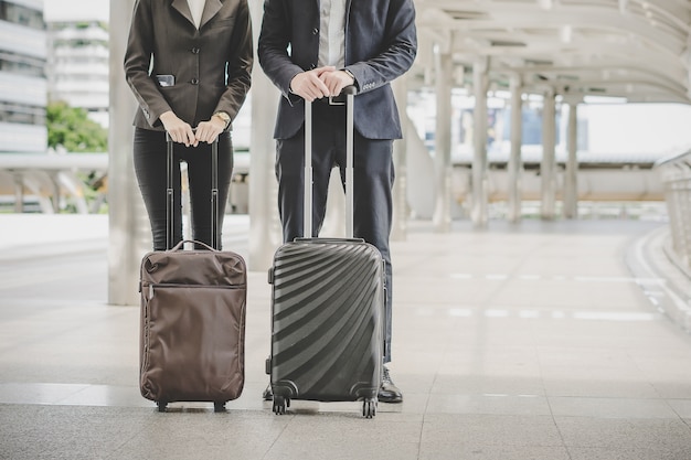 Hombre y mujer de negocios van en viaje de negocios.