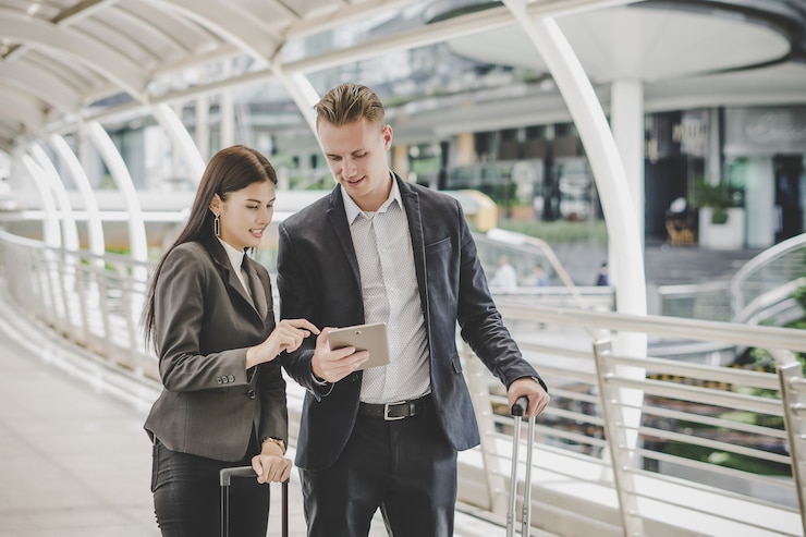 Foto gratuito hombre y mujer de negocios van en viaje de negocios.
