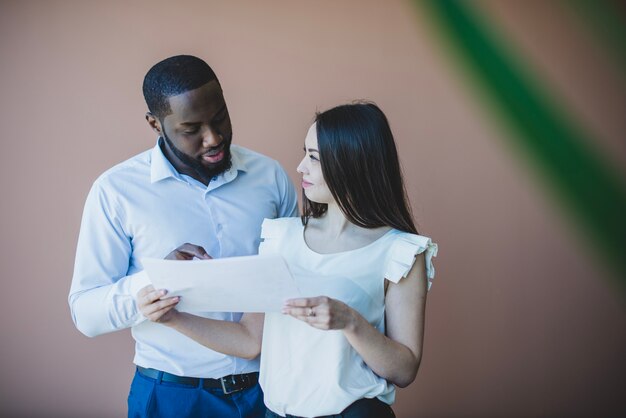 Hombre y mujer de negocios