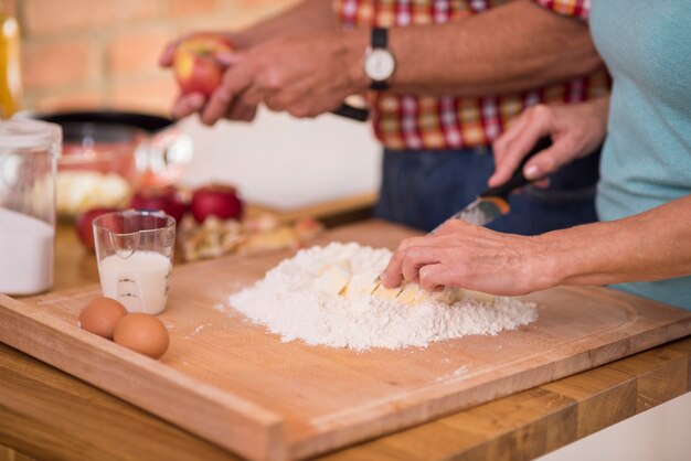 Hombre y mujer ocupados en la cocina