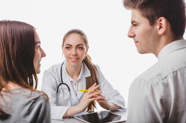 hombre y mujer en la oficina del doctor