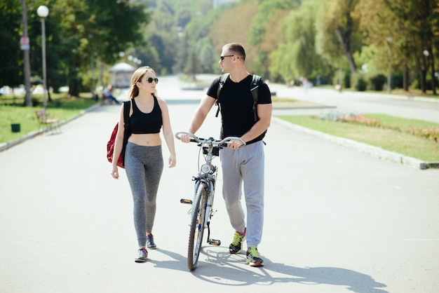 Hombre y mujer en el parque