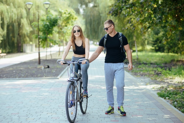 Hombre y mujer en el parque