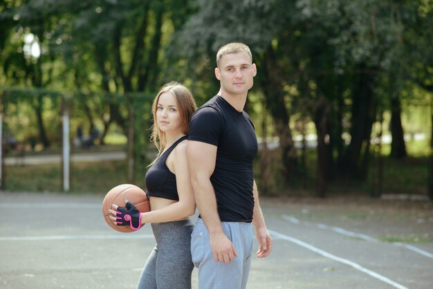 Hombre y mujer en el parque