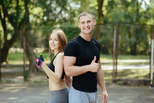 Hombre y mujer en el parque