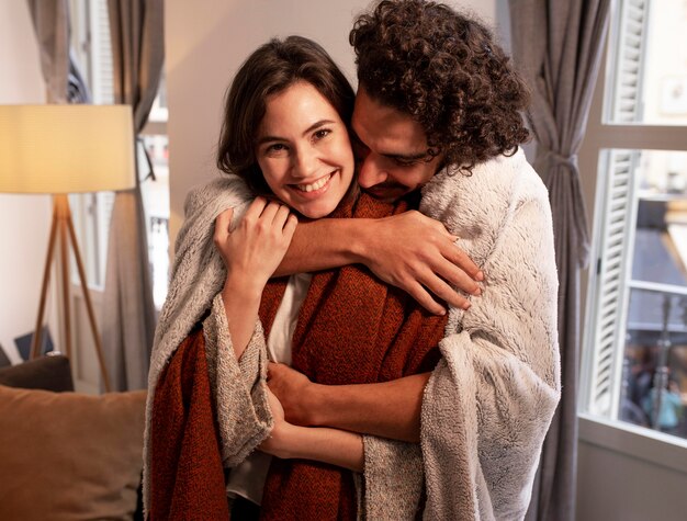 Hombre y mujer pasando tiempo juntos