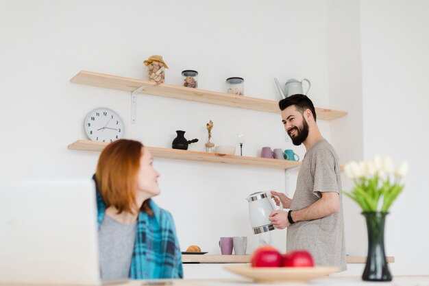 Hombre y mujer pasar tiempo en la cocina