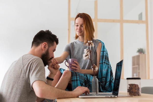 Foto gratuita hombre y mujer pasar tiempo en la cocina