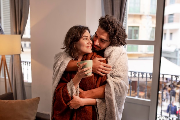 Hombre y mujer, pasar tiempo juntos en casa