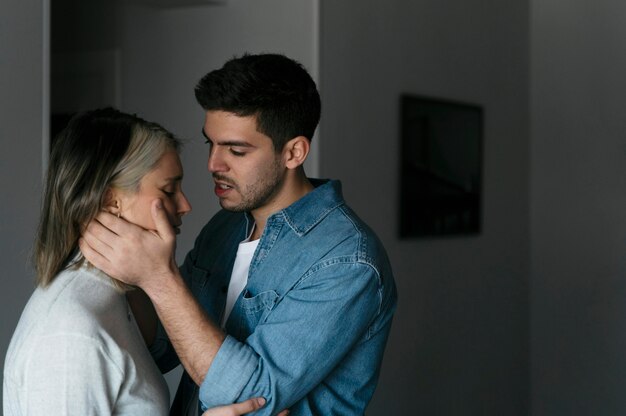 Hombre y mujer peleando en casa