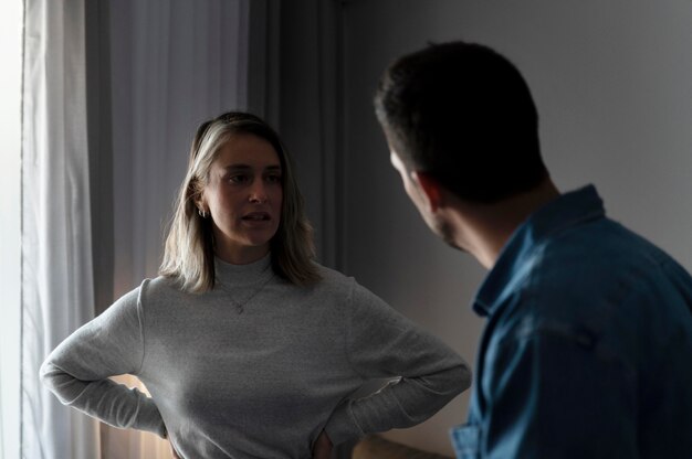 Hombre y mujer peleando en casa