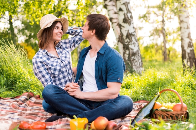 Hombre y mujer de picnic en el parque