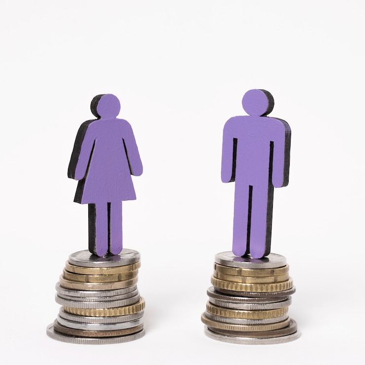 Foto gratuito hombre y mujer de pie en montones iguales de monedas
