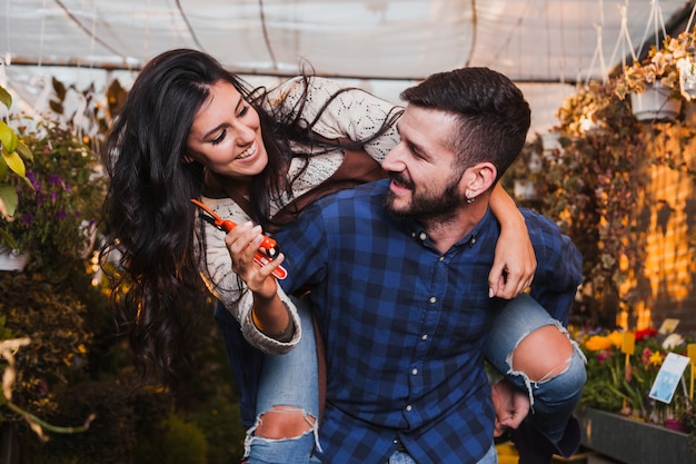 Hombre y mujer con podadora