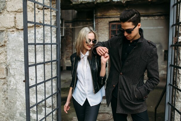 Hombre y mujer posando y agarrados de una mano